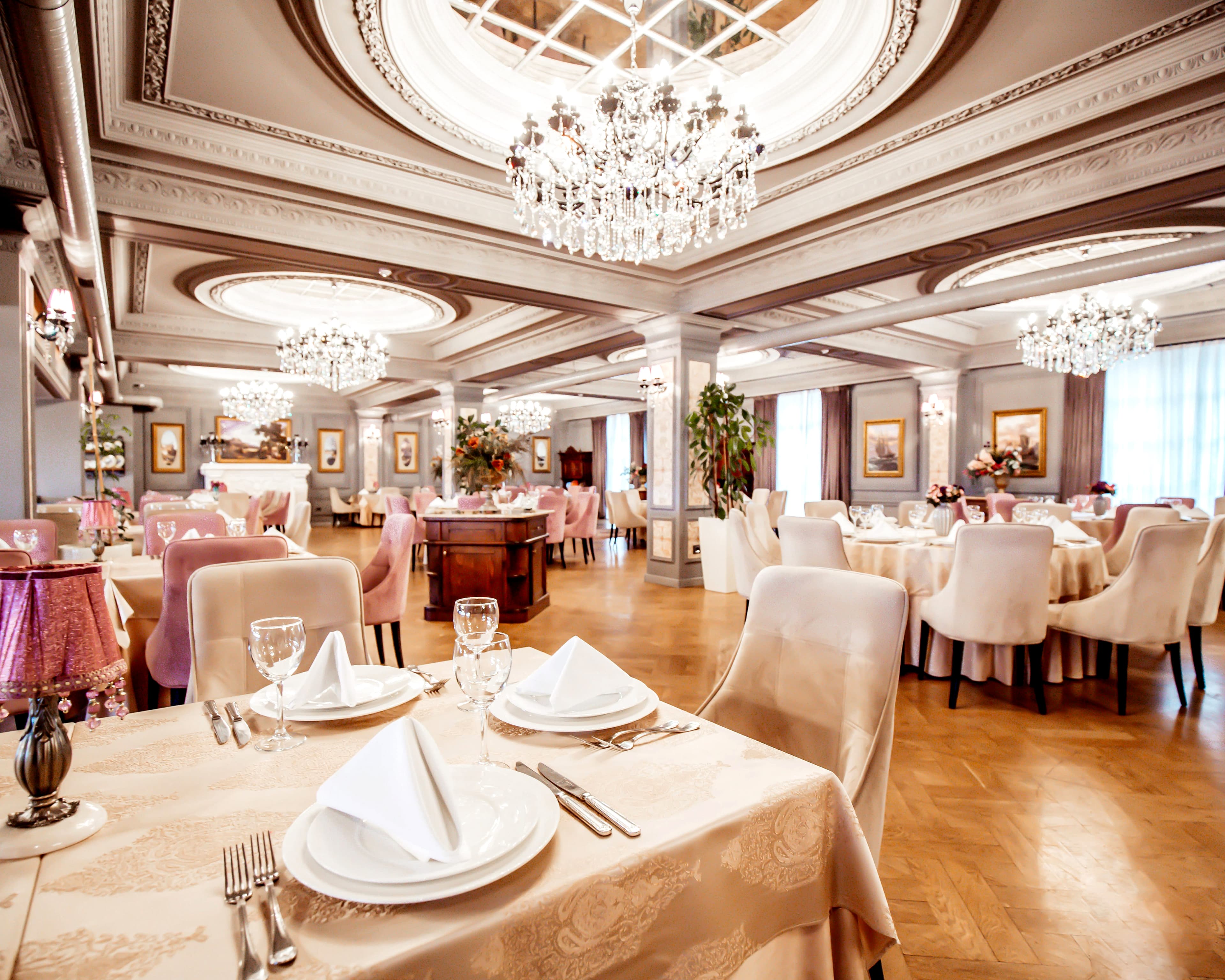 Restaurant hall with mixed table arrangements